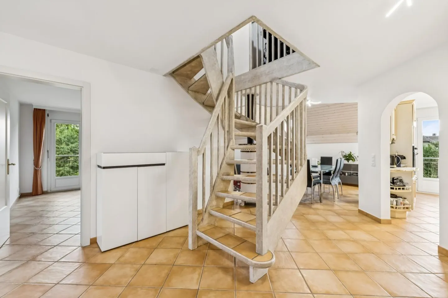 Duplex di 5,5 stanze con grande spazio indipendente - Foto 3 di 13
