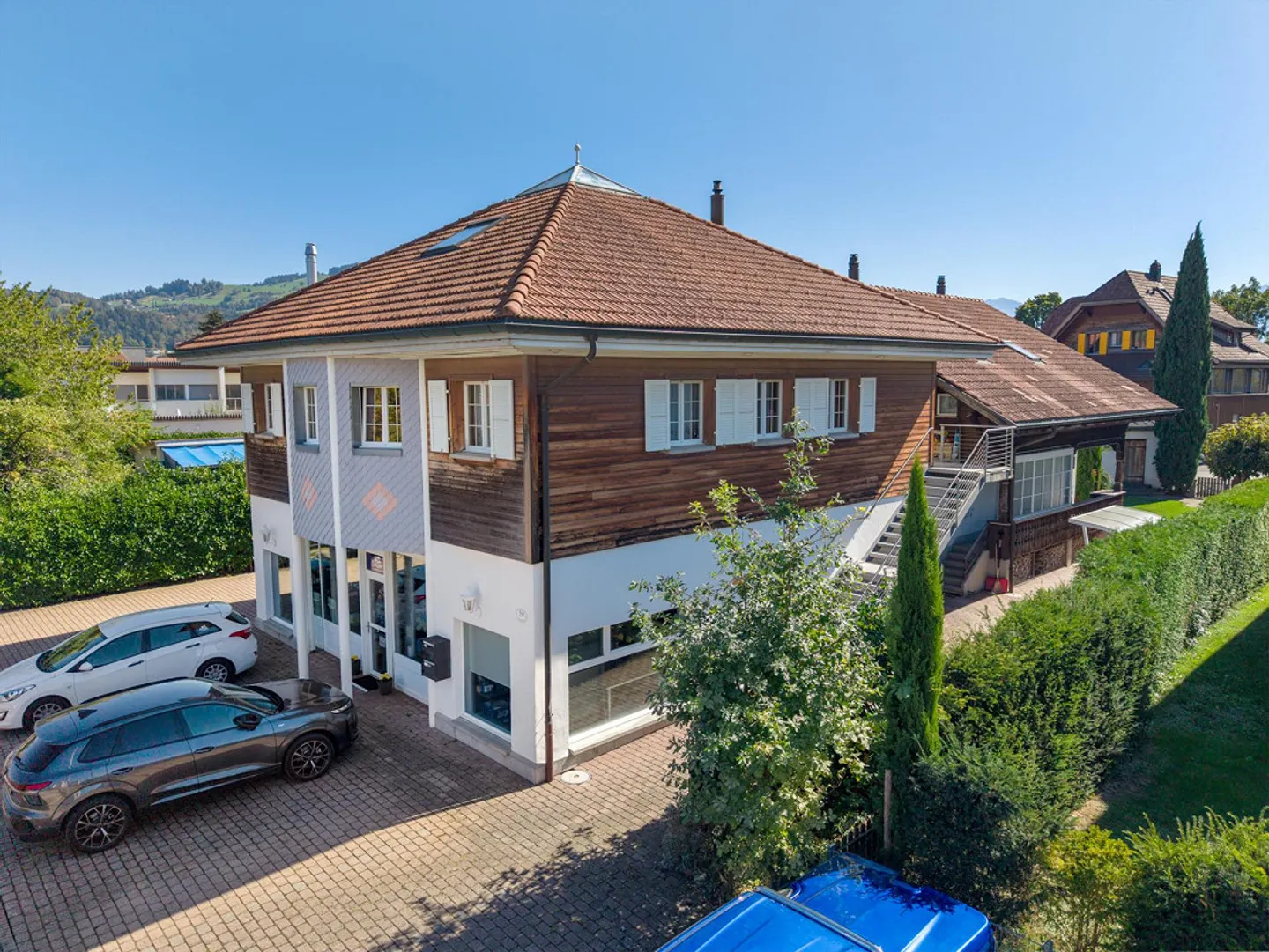Two-family house with commercial space in Steffisburg - Photo 1 of 19