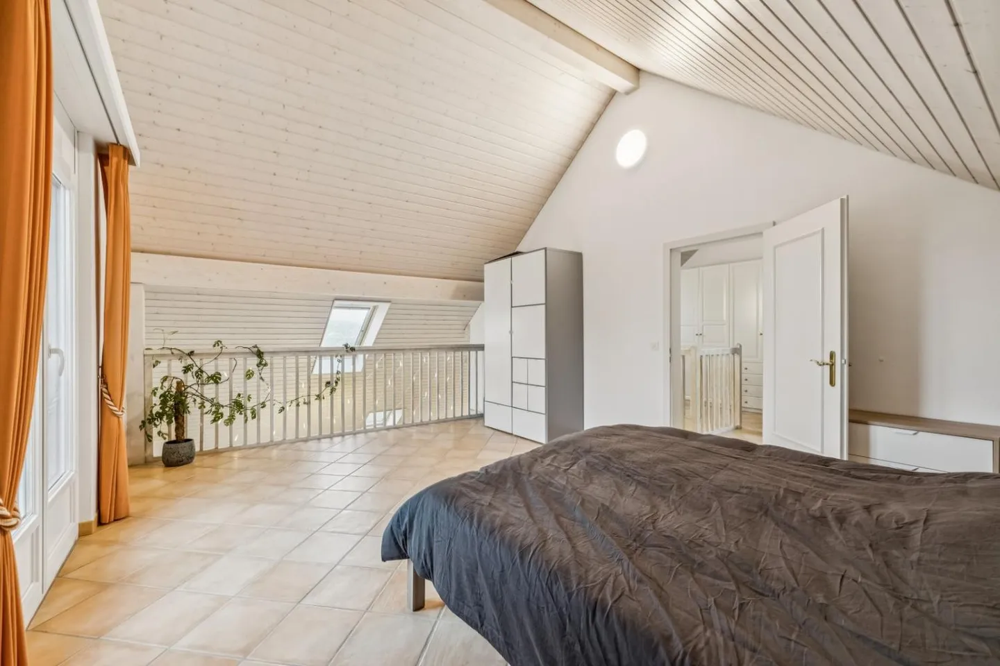 Duplex di 5,5 stanze con grande spazio indipendente - Foto 7 di 13