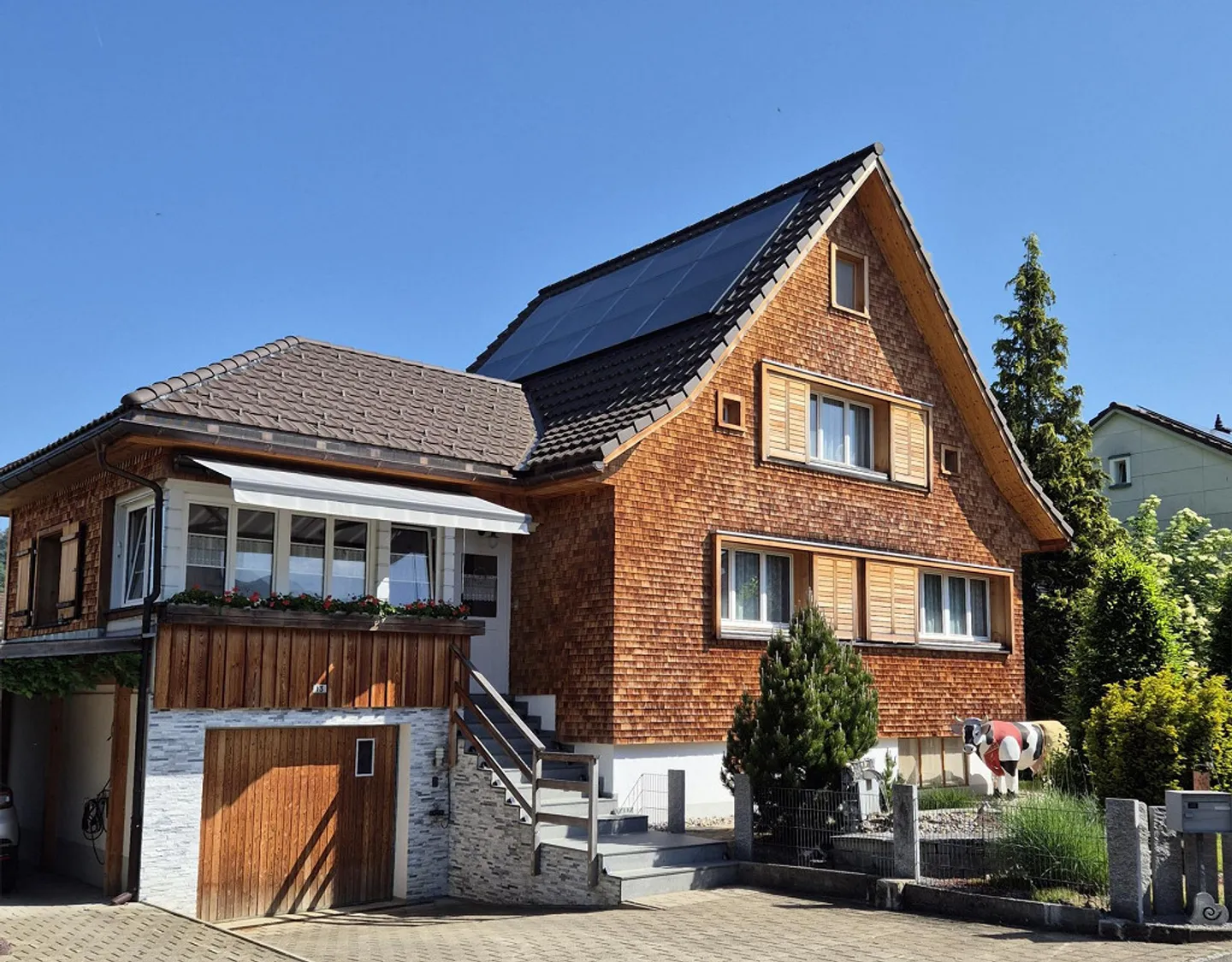 Maison individuelle avec garage, carport et jardin paysager - Photo 1 sur 16