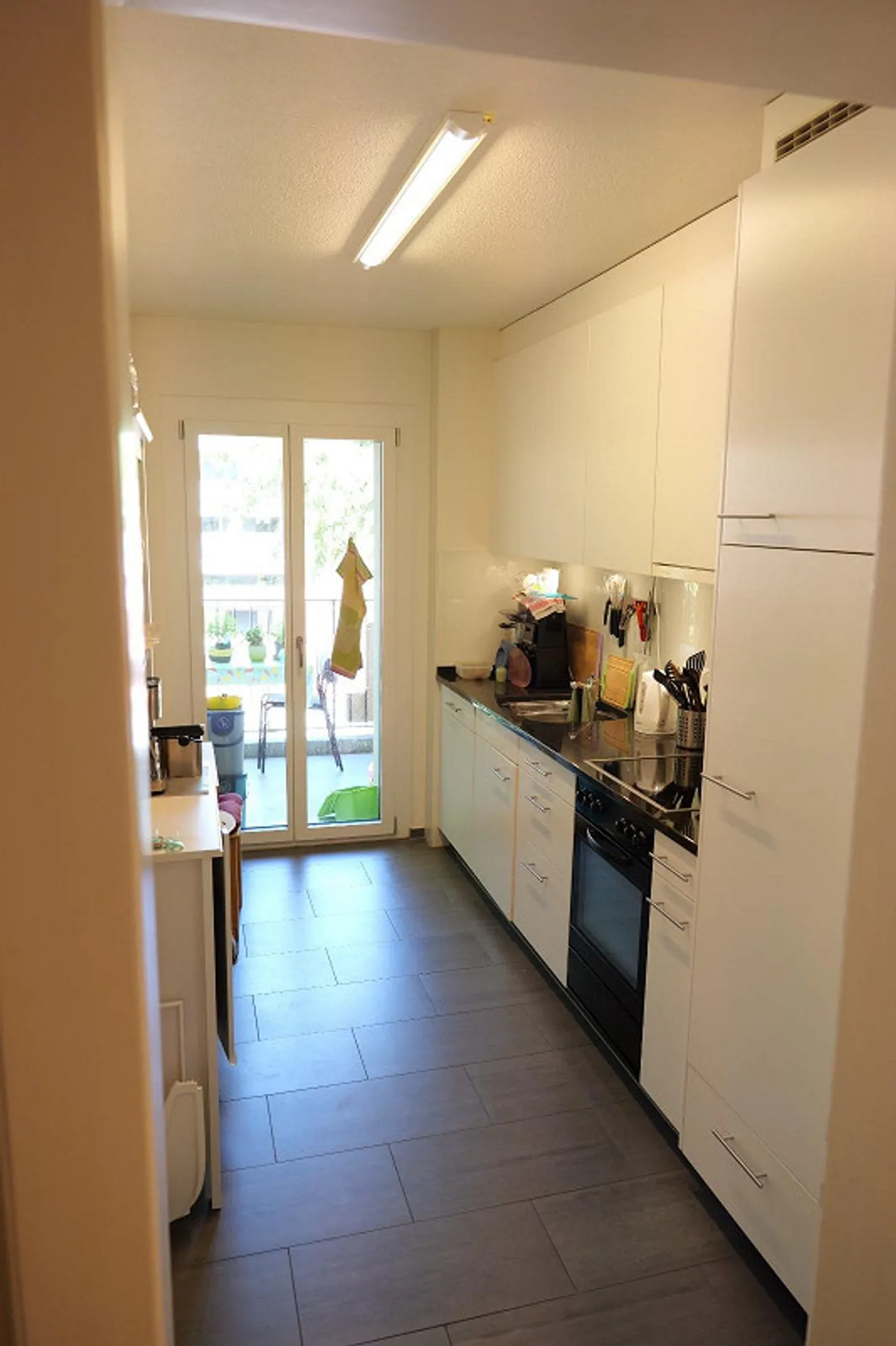 Central, quiet and bright 4-room apartment - Photo 3 of 10