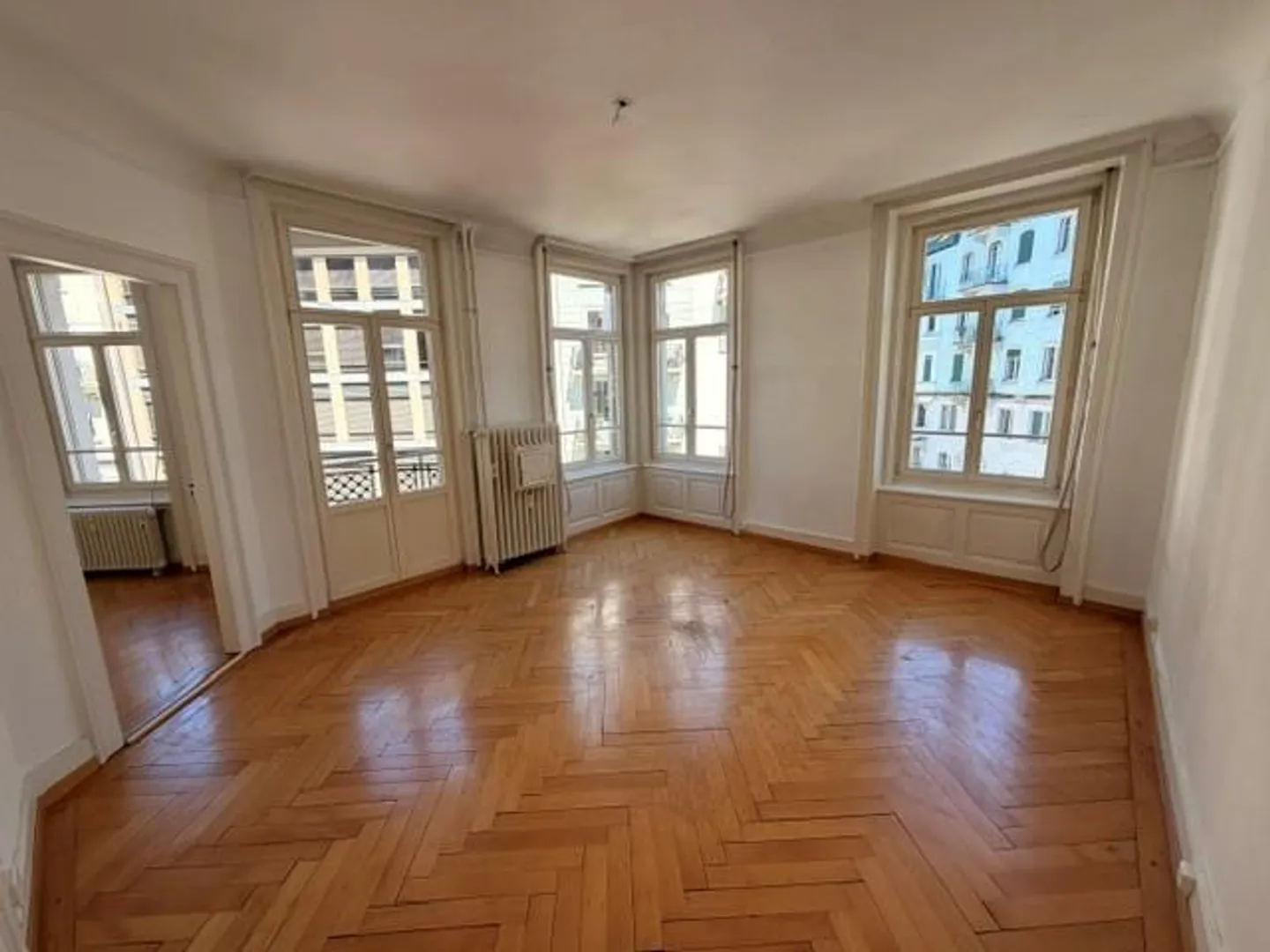 Charming 3-room old building apartment in the heart of the city of Lucerne - Photo 2 of 10