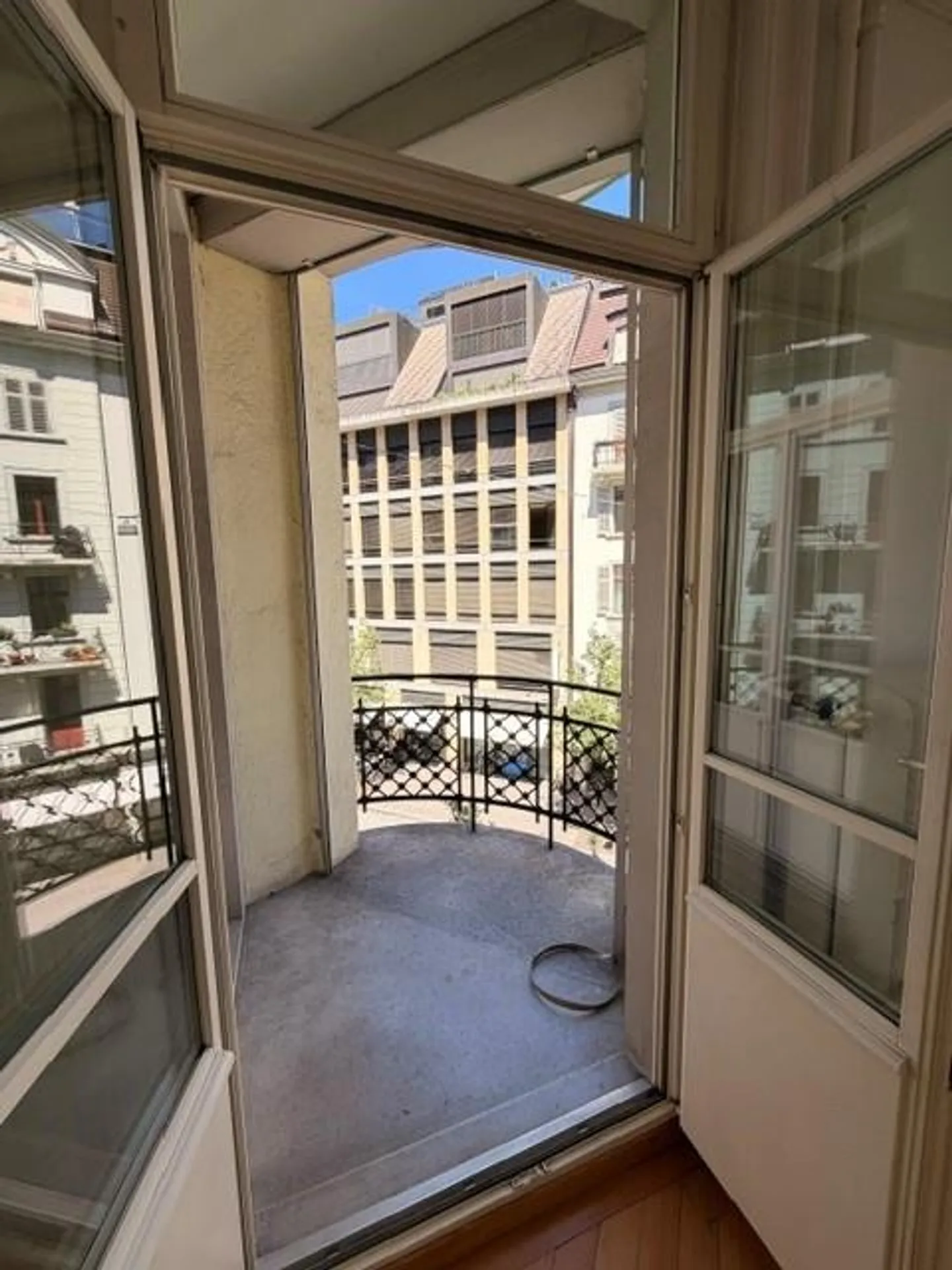 Charming 3-room old building apartment in the heart of the city of Lucerne - Photo 3 of 10