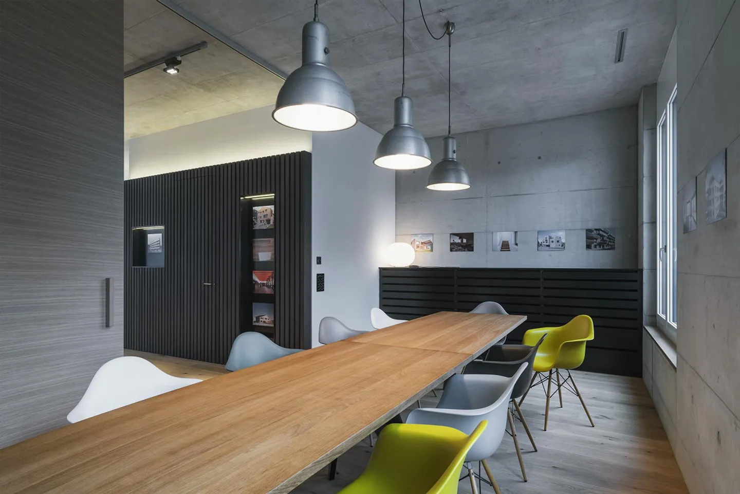 Office condominium in a representative location with high visibility - Photo 3 of 8