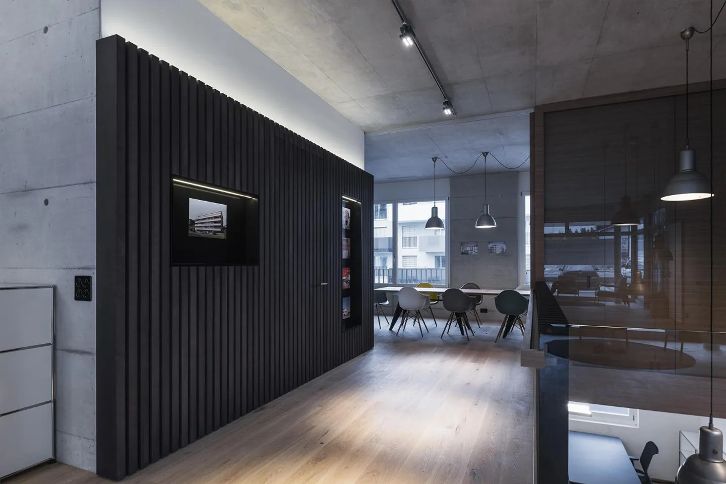 Office condominium in a representative location with high visibility - Photo 4 of 8