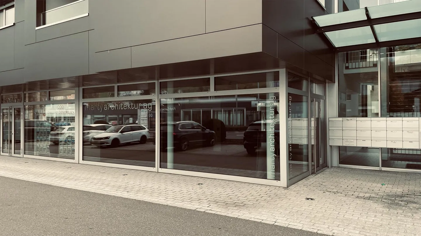 Office condominium in a representative location with high visibility - Photo 5 of 8