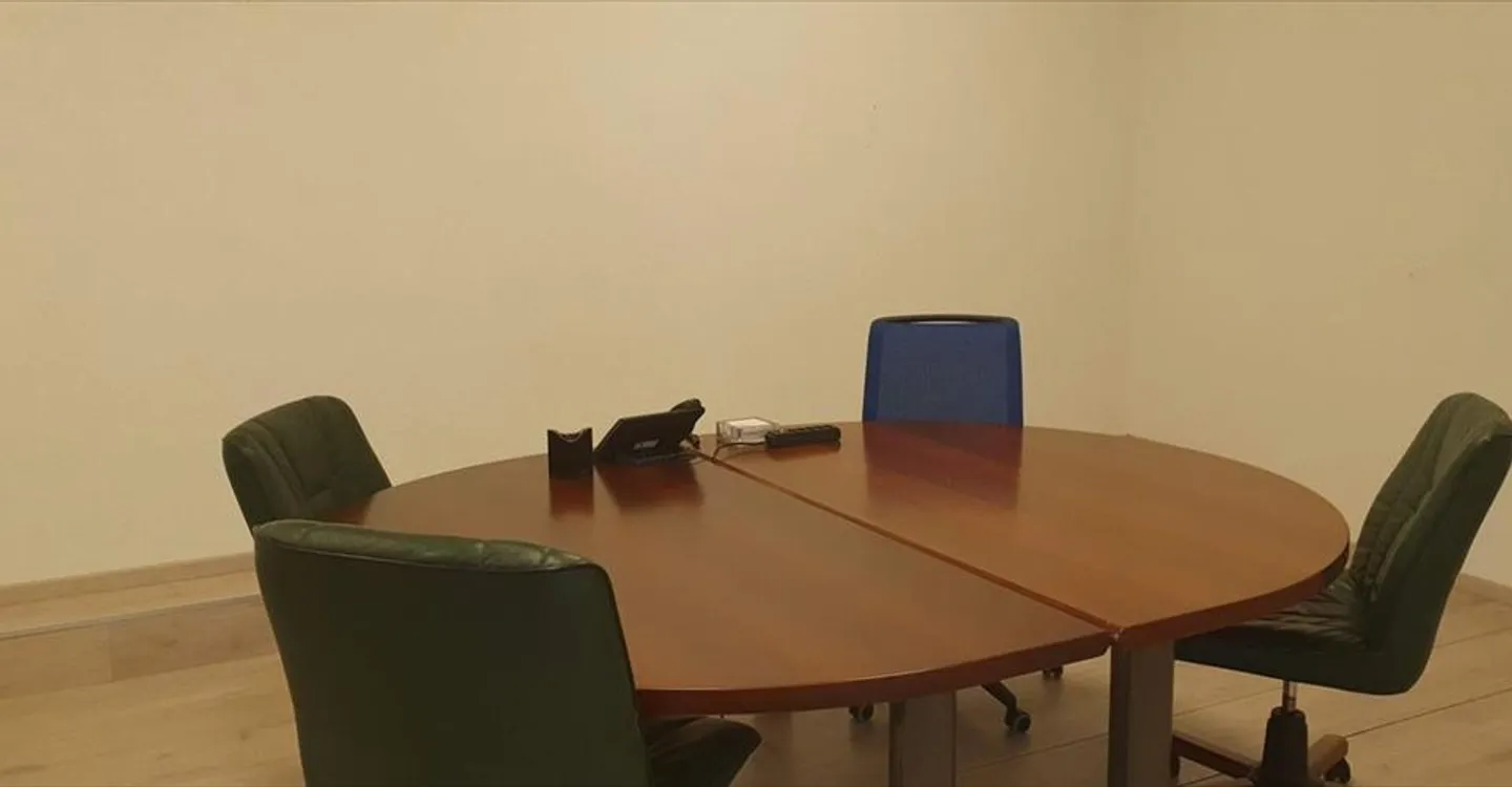 Mixed-use building for rent - Photo 1 of 10