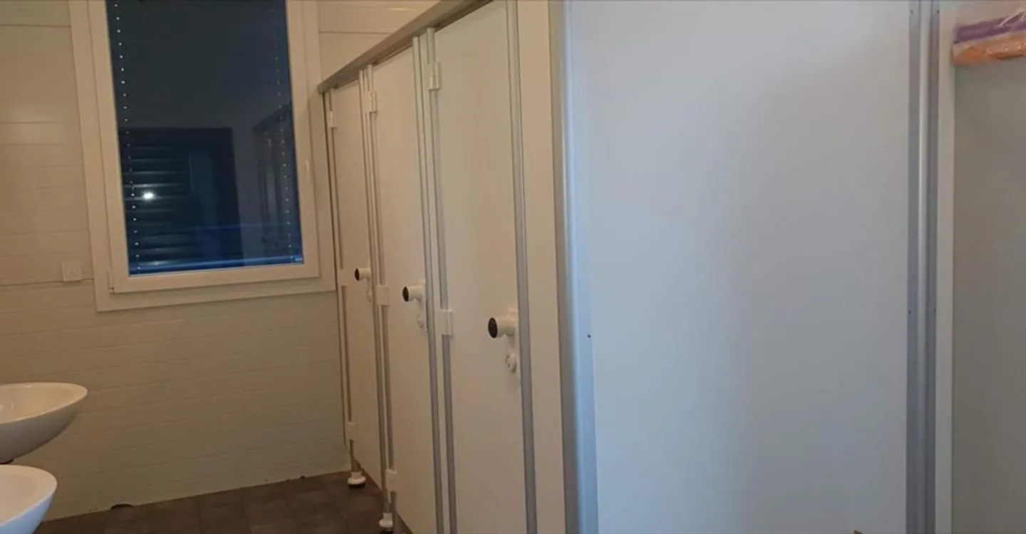 Mixed-use building for rent - Photo 4 of 10