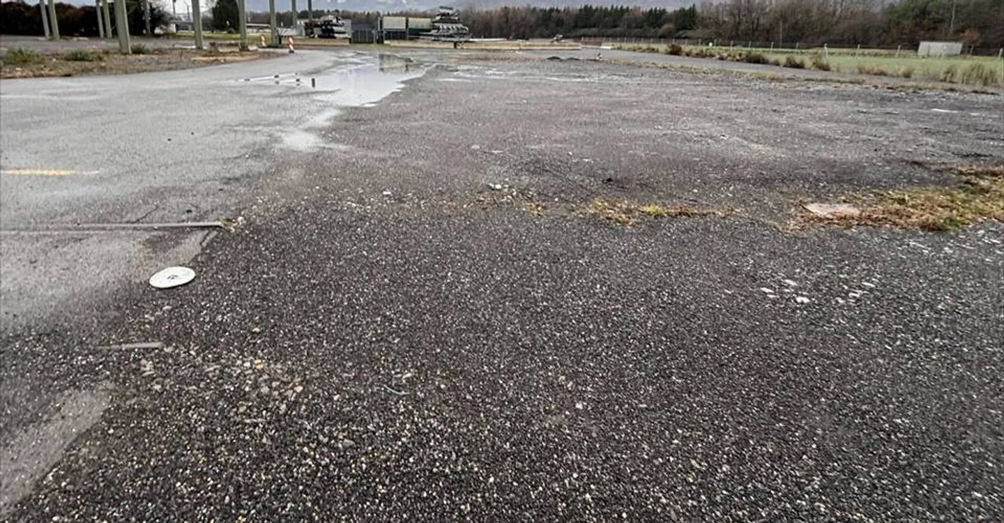 Mixed-use building for rent - Photo 9 of 10