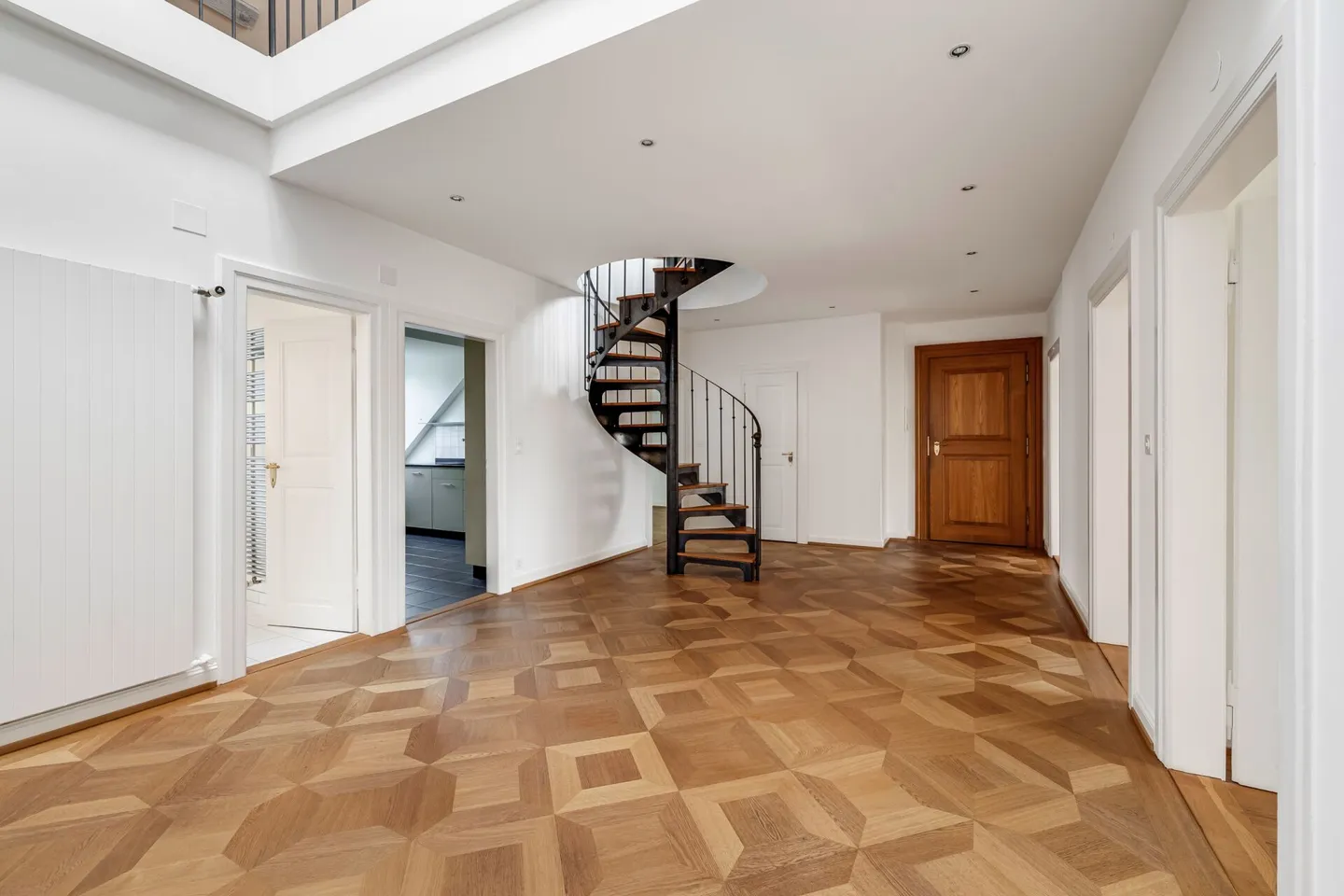Maisonette-Dachwohnung in un edificio storico della città vecchia di Basilea, incluso un posto auto nell'AEH - Foto 3 di 12
