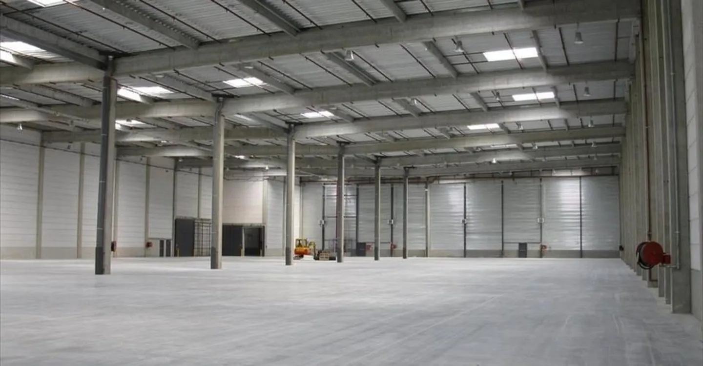 Mixed-use building for rent - Photo 7 of 10