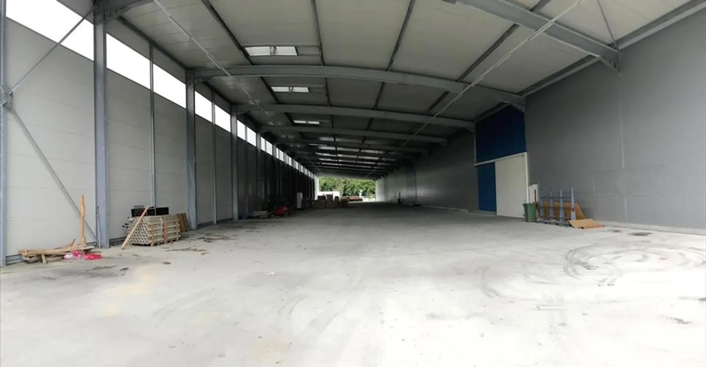 Mixed-use building for rent - Photo 8 of 10