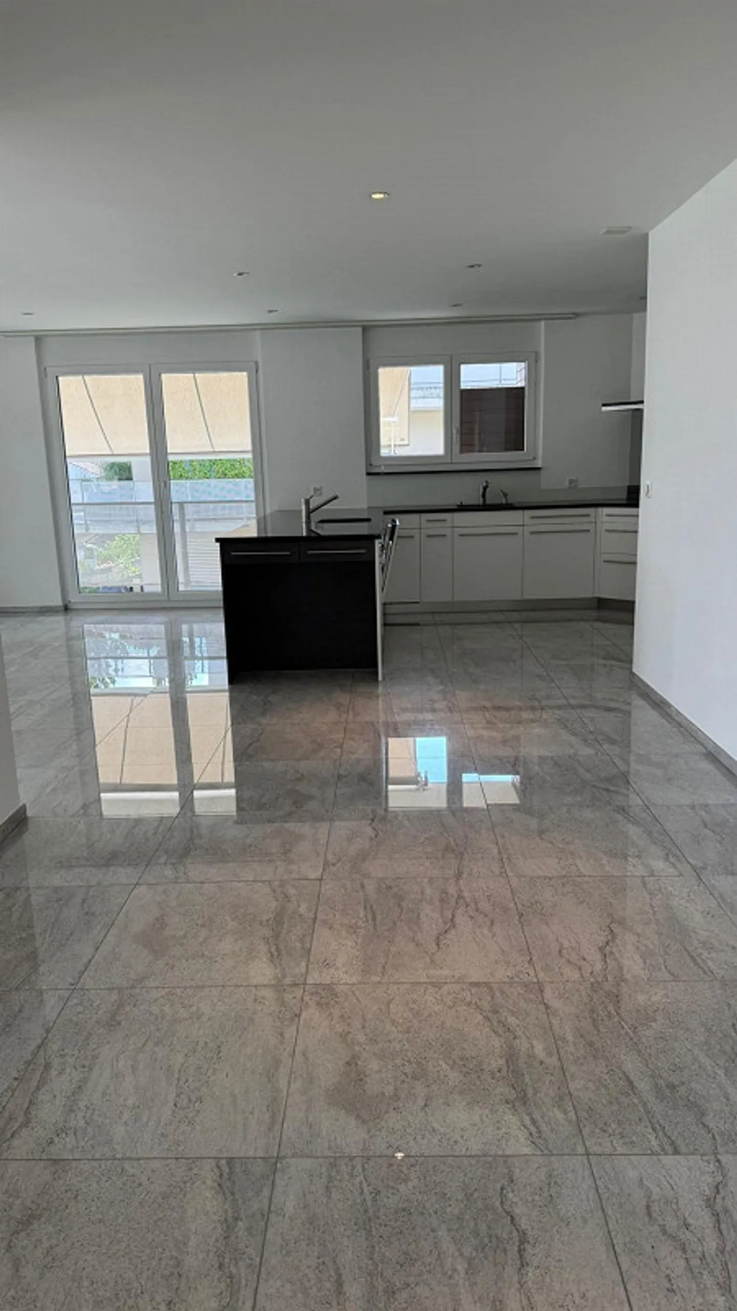 Appartement spacieux et moderne au centre de Gossau - Photo 4 sur 14