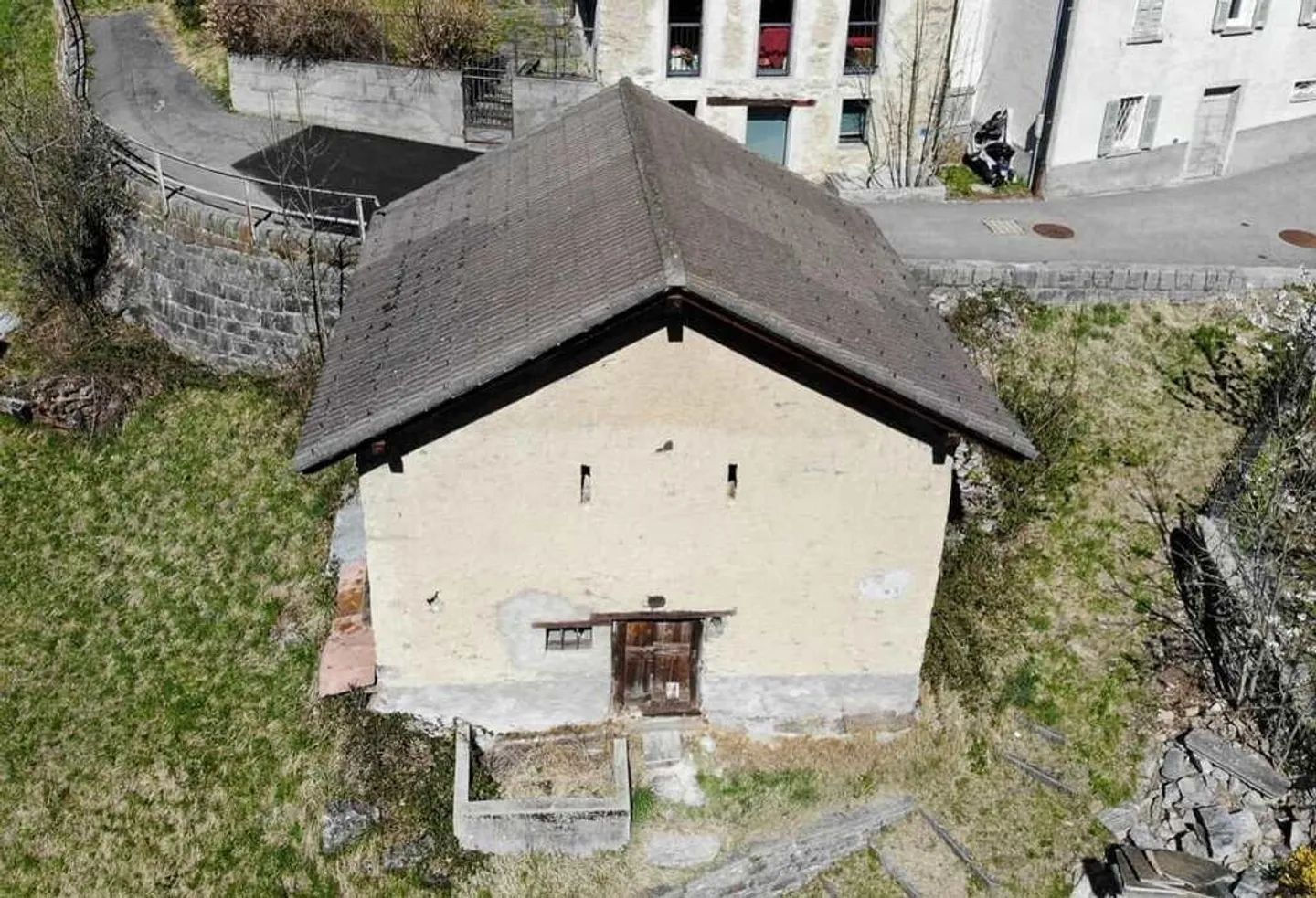 Rustico de 3,5 pièces partiellement rénové avec jardin et belle vue - Photo 1 sur 13