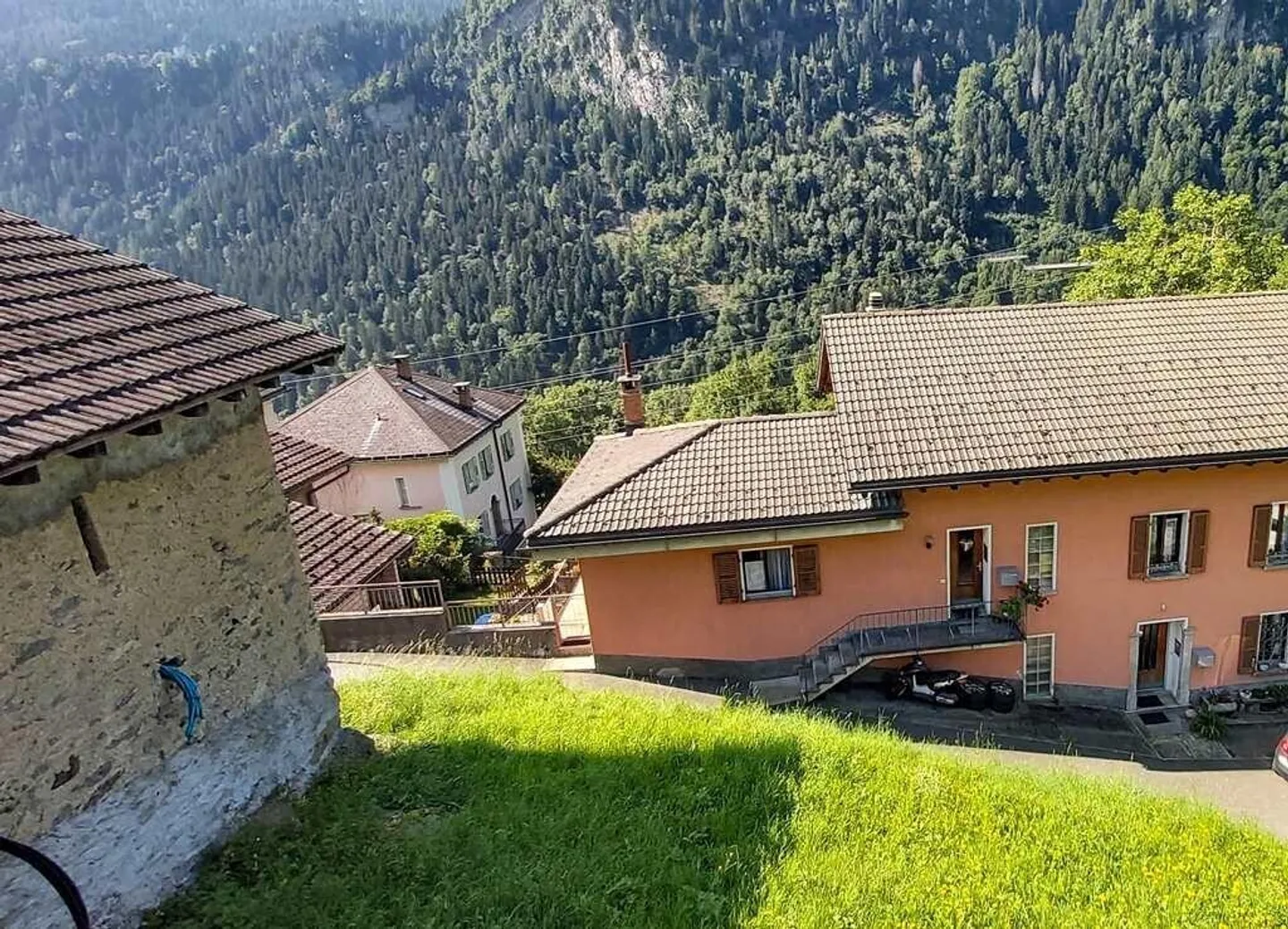 Rustico de 3,5 pièces partiellement rénové avec jardin et belle vue - Photo 12 sur 13