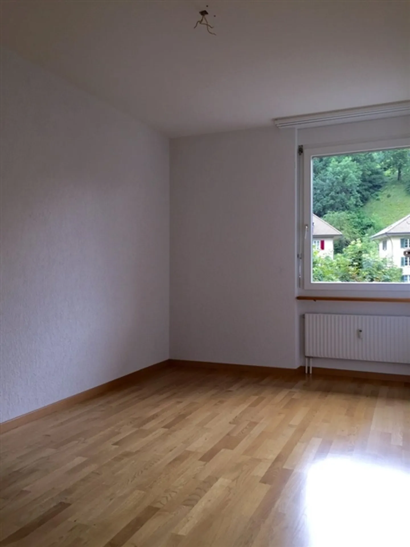 Appartement lumineux de 4 1/2 pièces au rez-de-chaussée avec deux superbes espaces de détente - Photo 4 sur 8