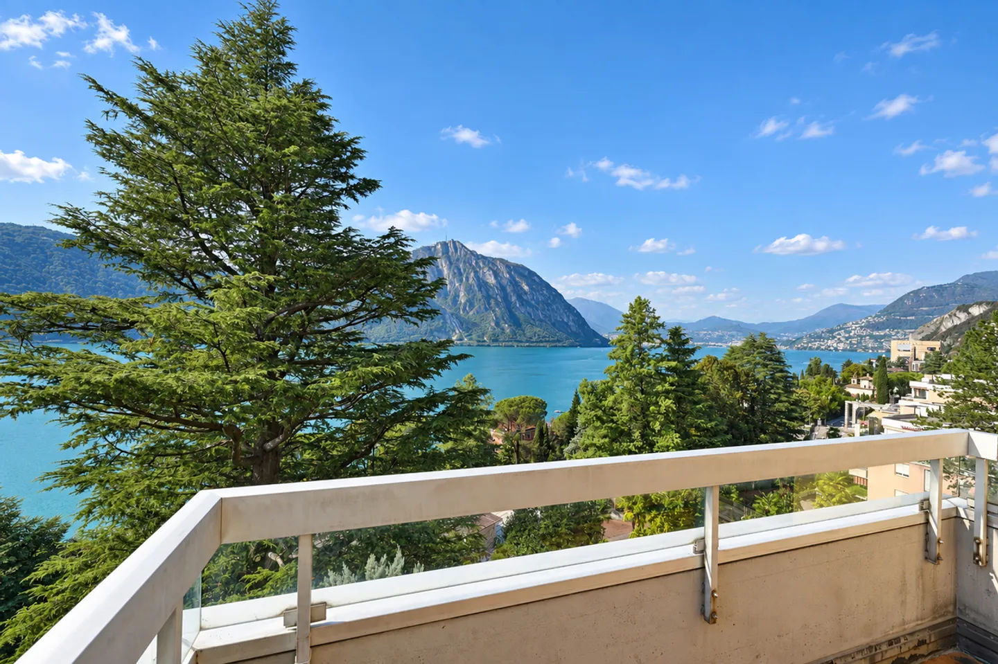 Bright penthouse with a charming view of Lake Lugano - Photo 4 of 15