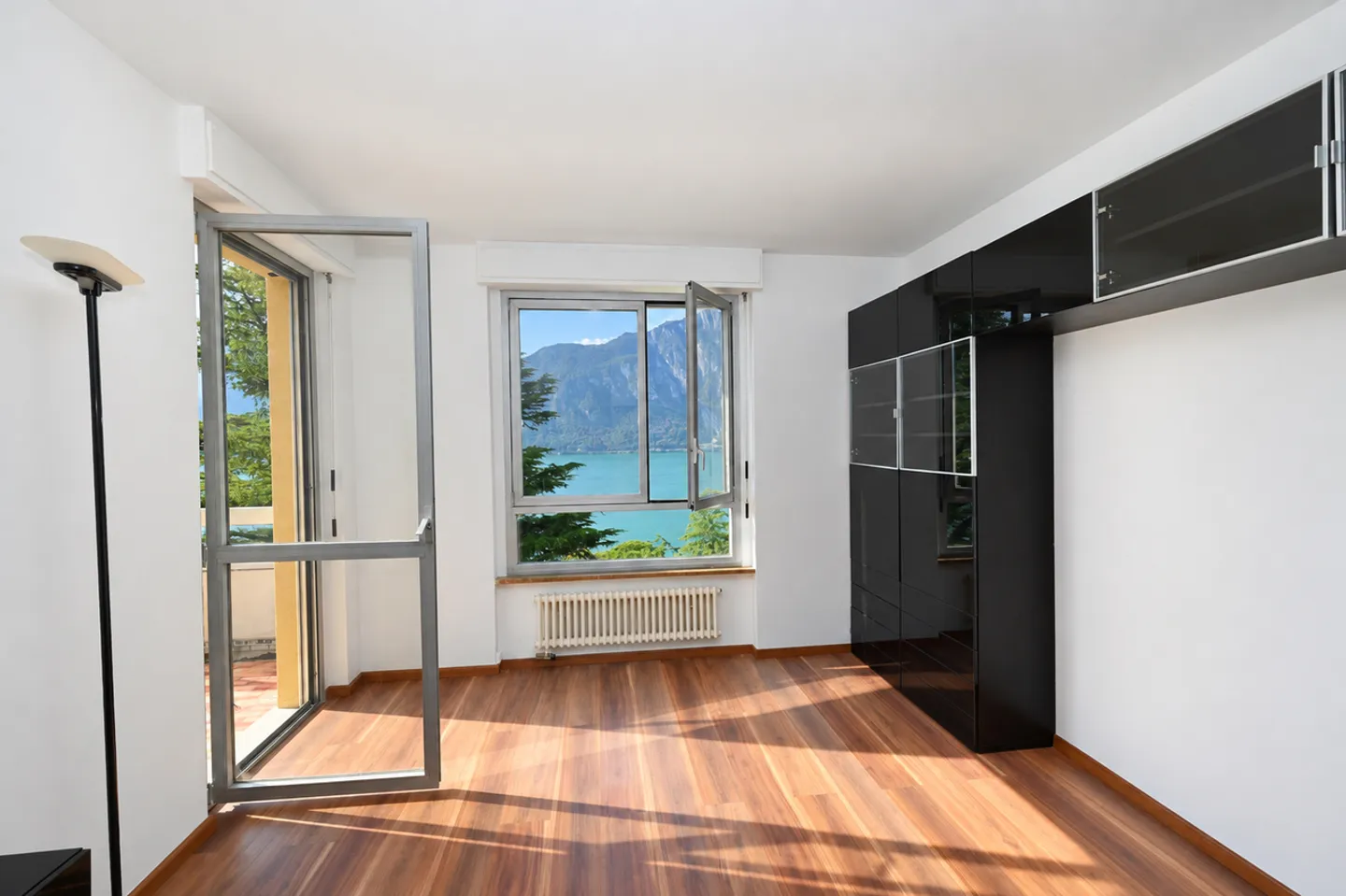 Bright penthouse with a charming view of Lake Lugano - Photo 6 of 15