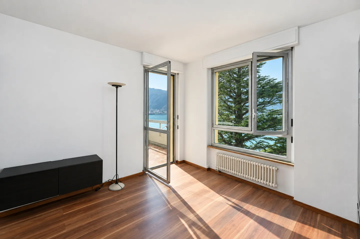 Bright penthouse with a charming view of Lake Lugano - Photo 7 of 15