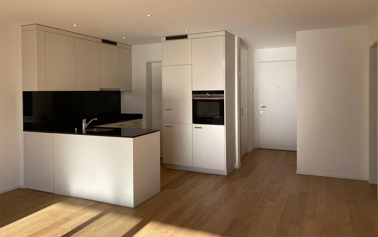 Appartamento luminoso e moderno con grande balcone - Foto 1 di 7