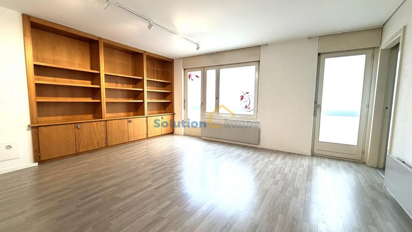 Appartement + un bureau, bénéficie d'un emplacement central - Photo 1 sur 10