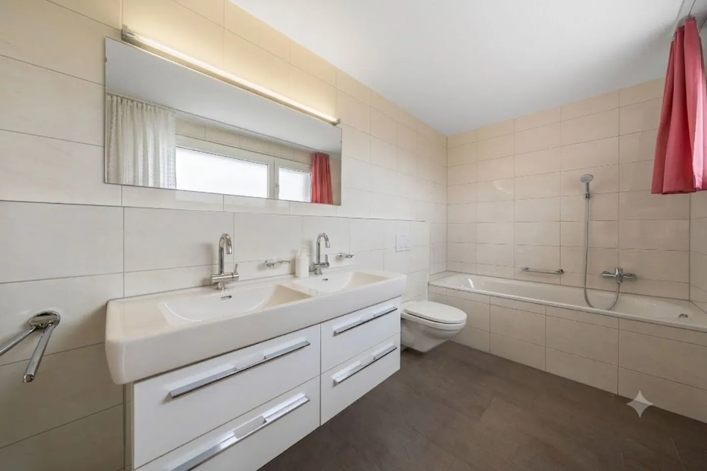 Vivre avec charme et qualité de vie - maison familiale jumelée de 4,5 pièces dans un emplacement familial - Photo 11 sur 16