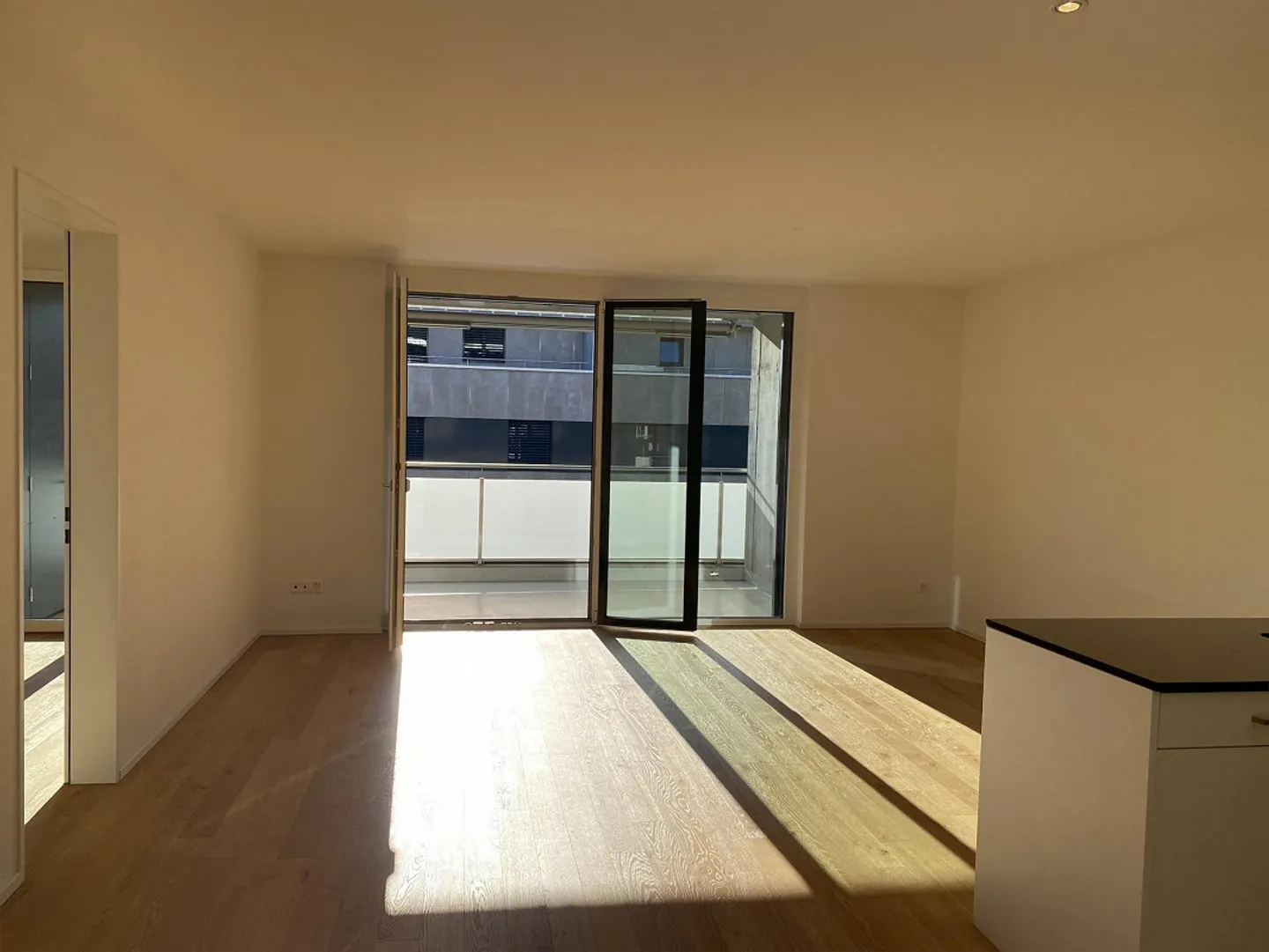 Appartamento luminoso e moderno con grande balcone - Foto 4 di 7