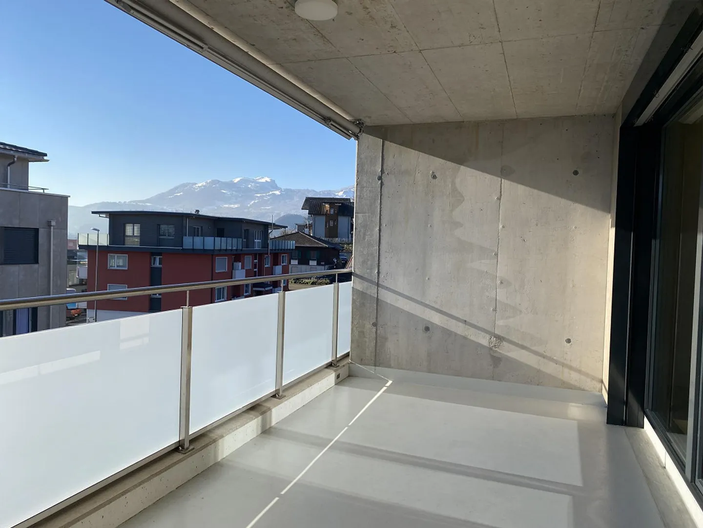 Appartamento luminoso e moderno con grande balcone - Foto 3 di 7