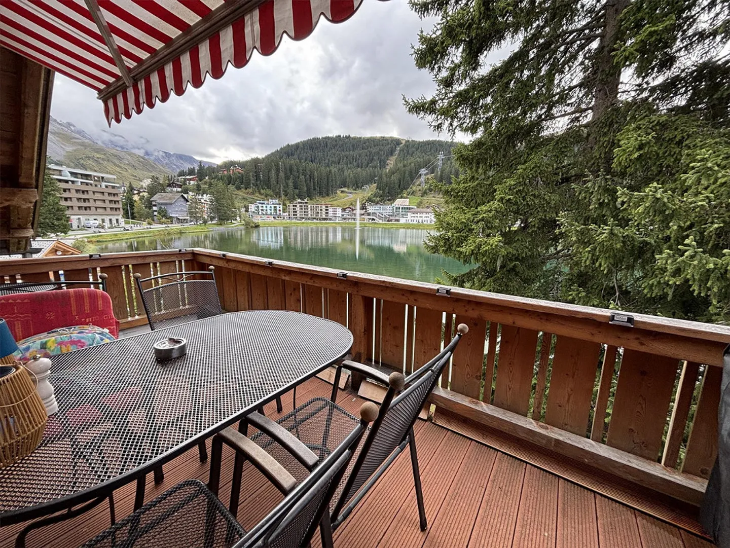 3.5 Zimmer mit Balkon direkt am Obersee in Arosa - Foto 2 von 9