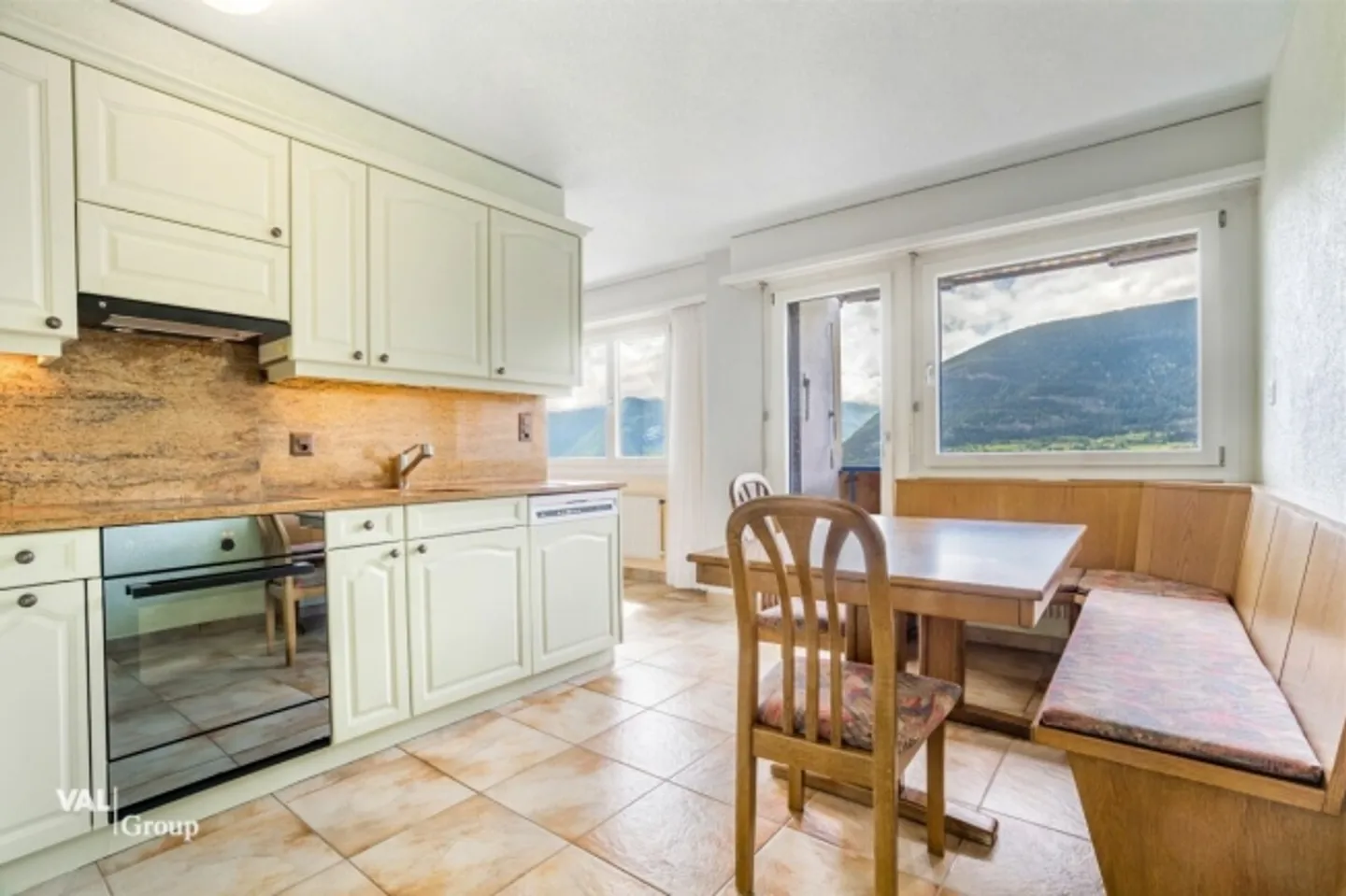 Appartement duplex lumineux à louer avec grand balcon et vue sur la montagne - Photo 1 sur 16