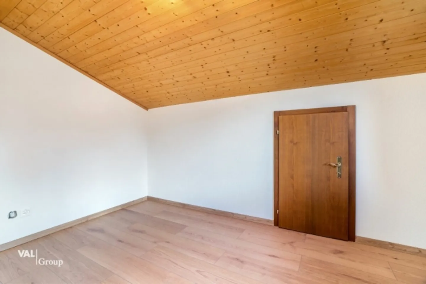 Appartement duplex lumineux à louer avec grand balcon et vue sur la montagne - Photo 8 sur 16