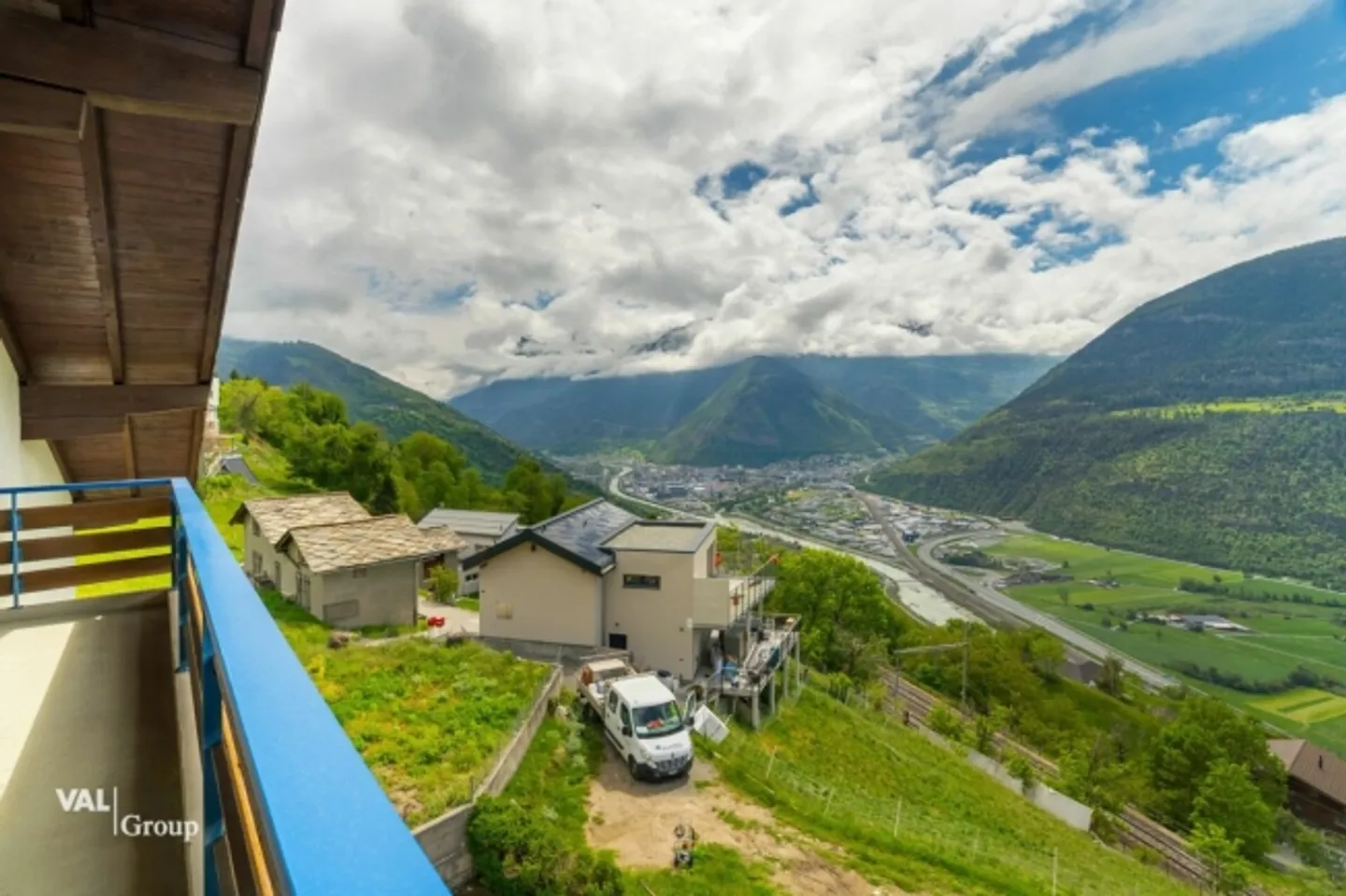 Appartement duplex lumineux à louer avec grand balcon et vue sur la montagne - Photo 13 sur 16