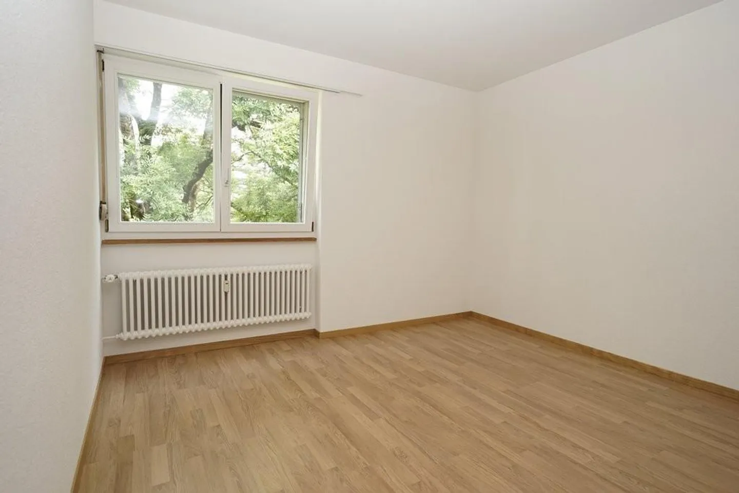 Appartement 3.5 pièces avec balcon à Tscharni ! - Photo 2 sur 5