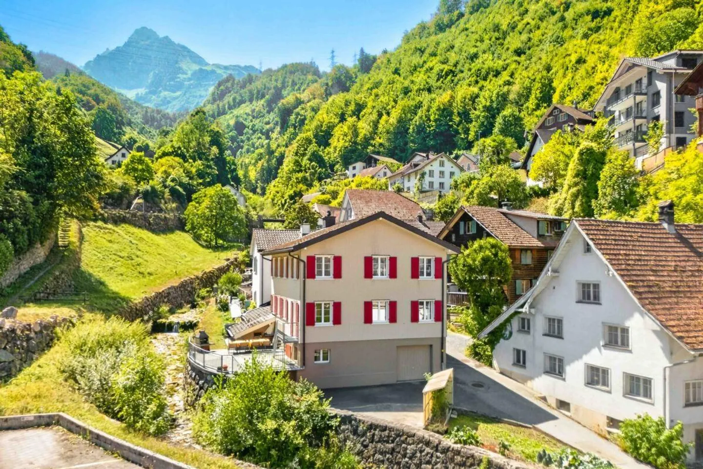 Due appartamenti. Una casa. Al lago di Walen. - Foto 1 di 6