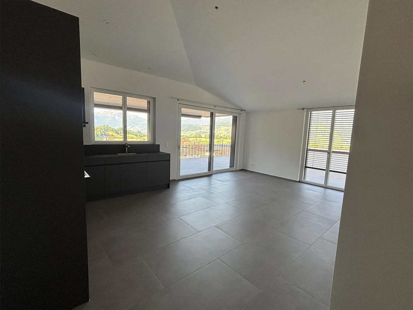 Prima occupazione - Appartamento attico di 2,5 stanze - Foto 3 di 11