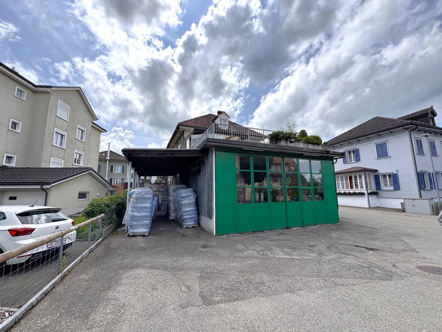 Edificio residenziale con due appartamenti, area commerciale e box garage - Foto 3 di 24