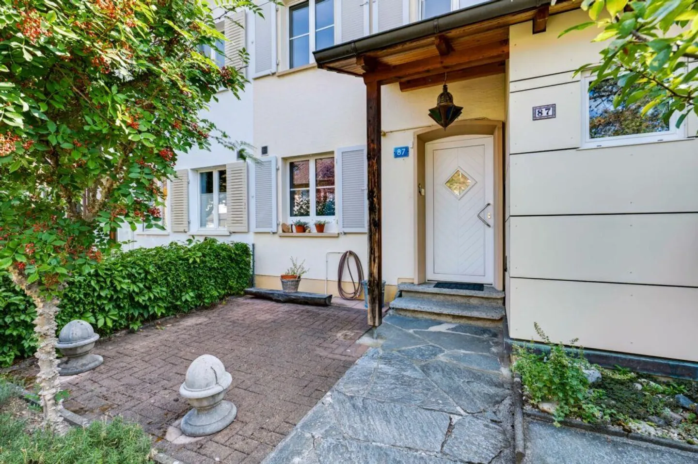 4½-Room Corner Single-Family House with approx. 150 m² of Living Space, Generous Space Offer and Beautiful Garden - Photo 2 of 14