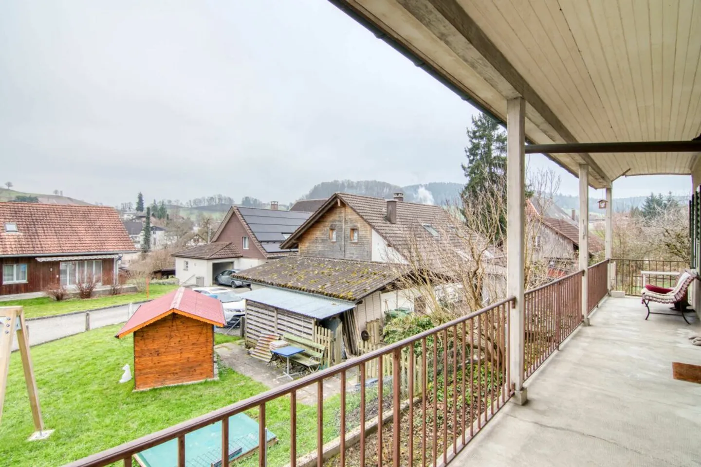 Maison de campagne bernoise avec environ 750 m² de réserve de construction (W3) : Maison bifamiliale dans un emplacement calme avec un potentiel polyvalent - Photo 19 sur 31