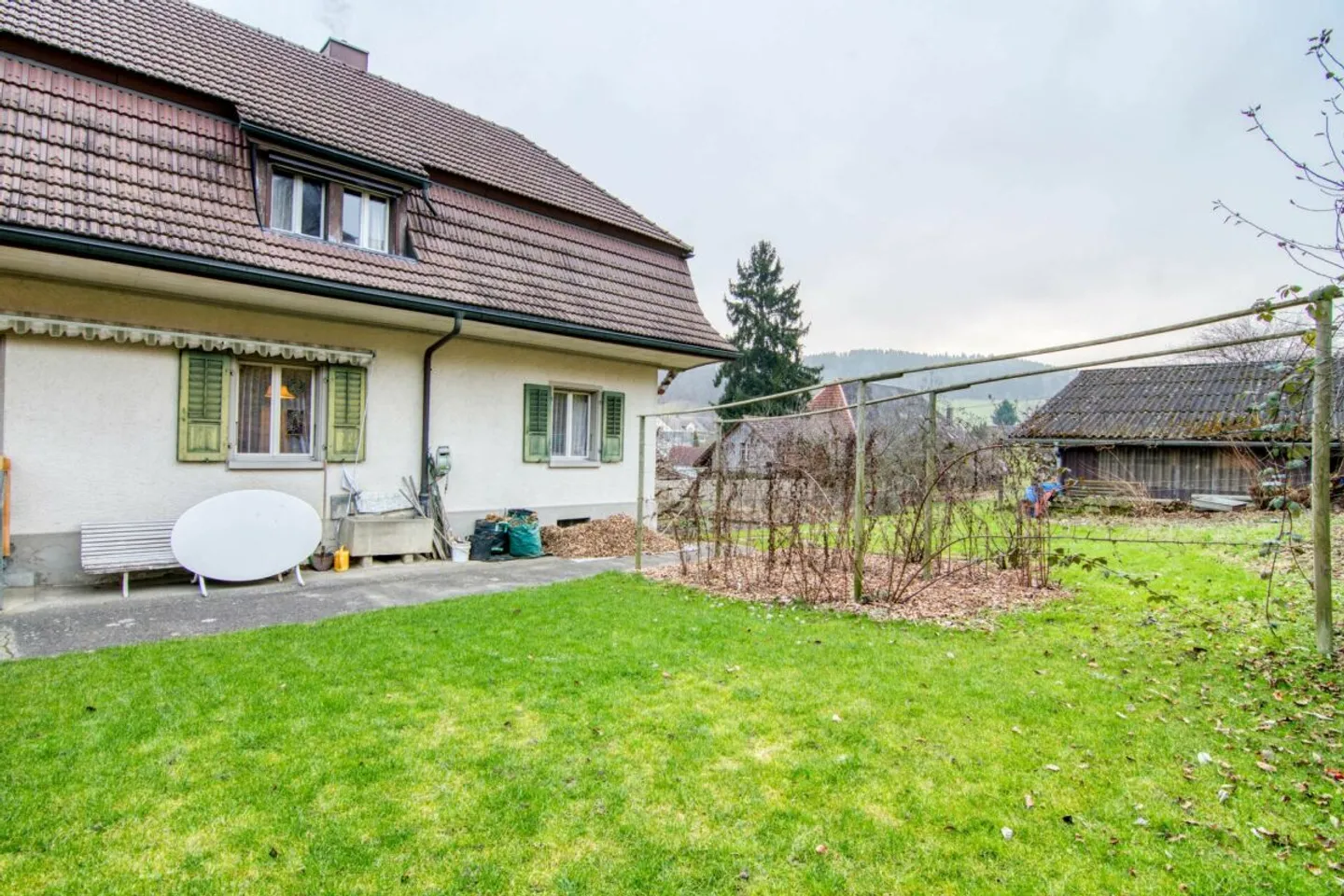 Maison de campagne bernoise avec environ 750 m² de réserve de construction (W3) : Maison bifamiliale dans un emplacement calme avec un potentiel polyvalent - Photo 25 sur 31