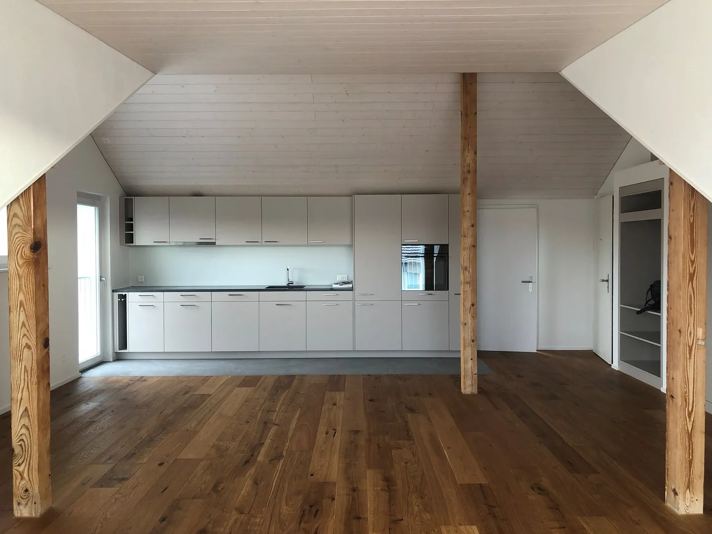 Nouvel appartement en penthouse spacieux avec charme - Photo 2 sur 11