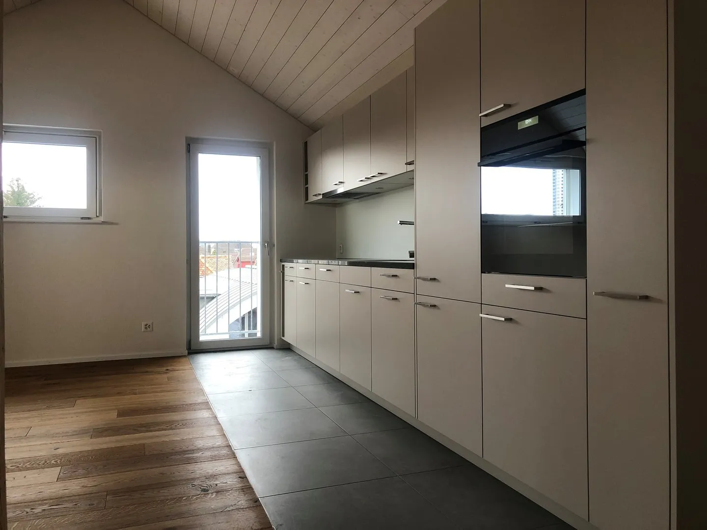 Nouvel appartement en penthouse spacieux avec charme - Photo 3 sur 11