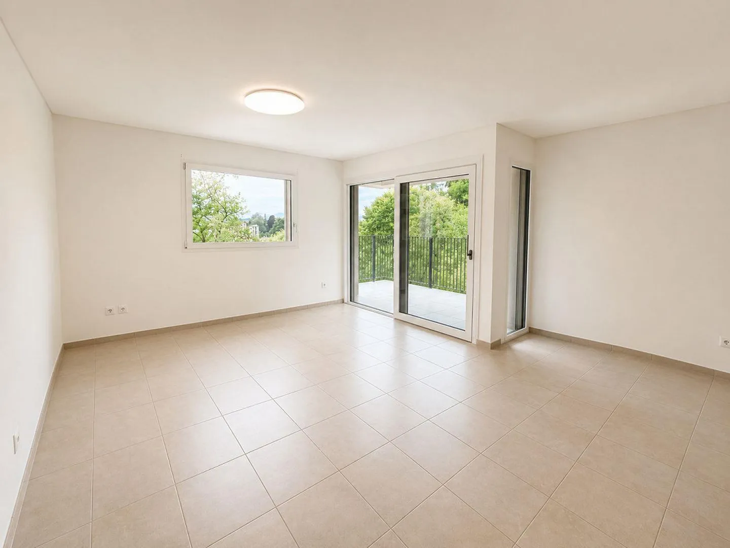 Spacious 2.5 rooms with livable terrace immersed in the greenery of Vacallo - Photo 2 of 5
