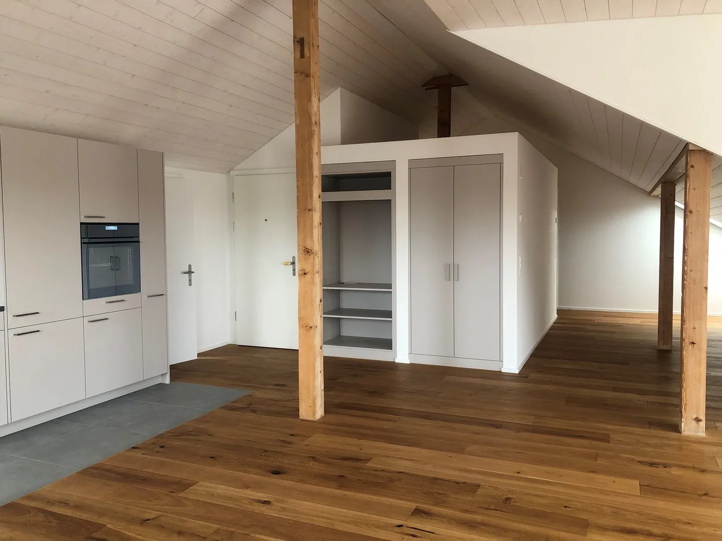 Nouvel appartement en penthouse spacieux avec charme - Photo 4 sur 11