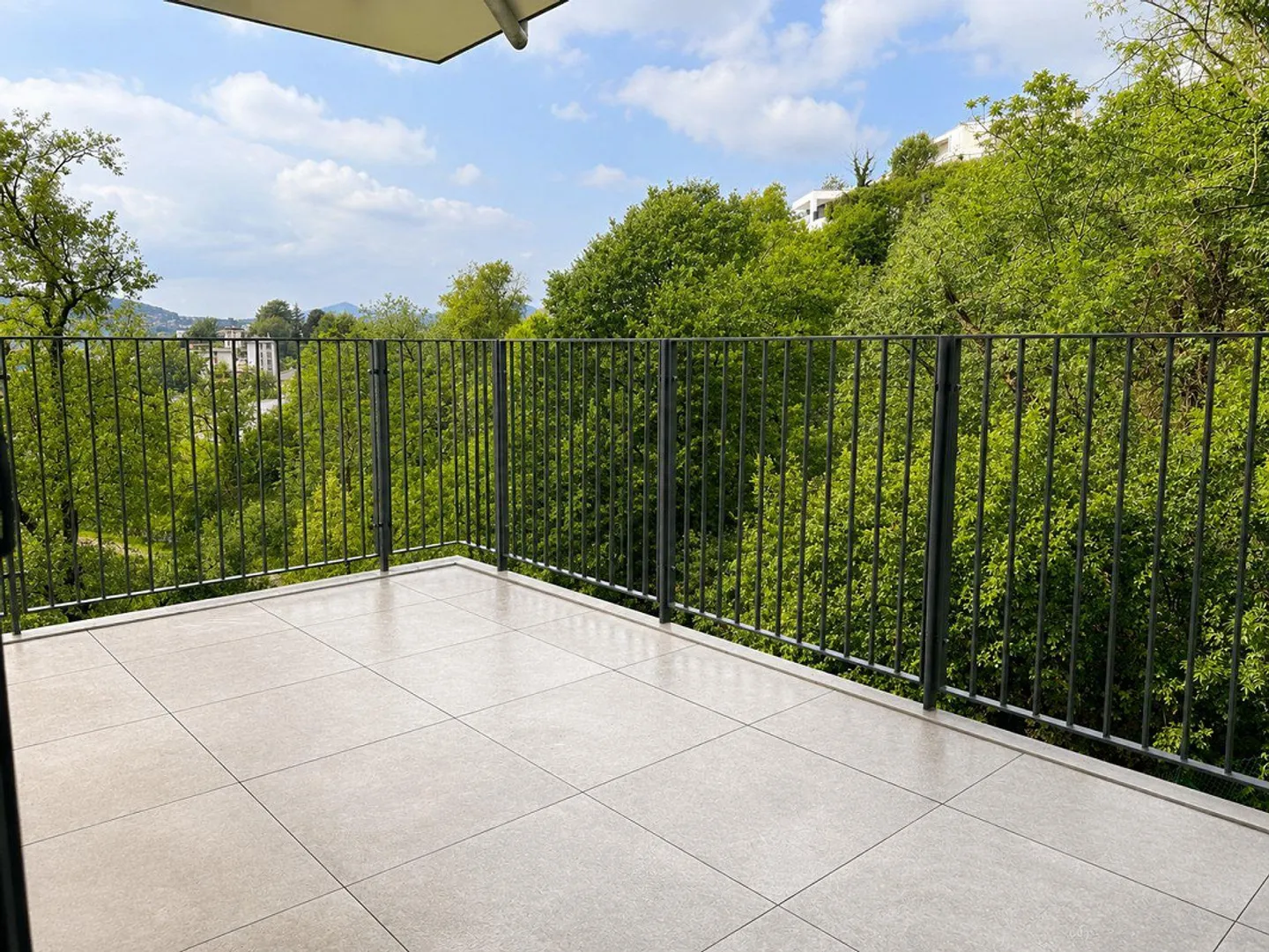 Spacious 2.5 rooms with livable terrace immersed in the greenery of Vacallo - Photo 3 of 5