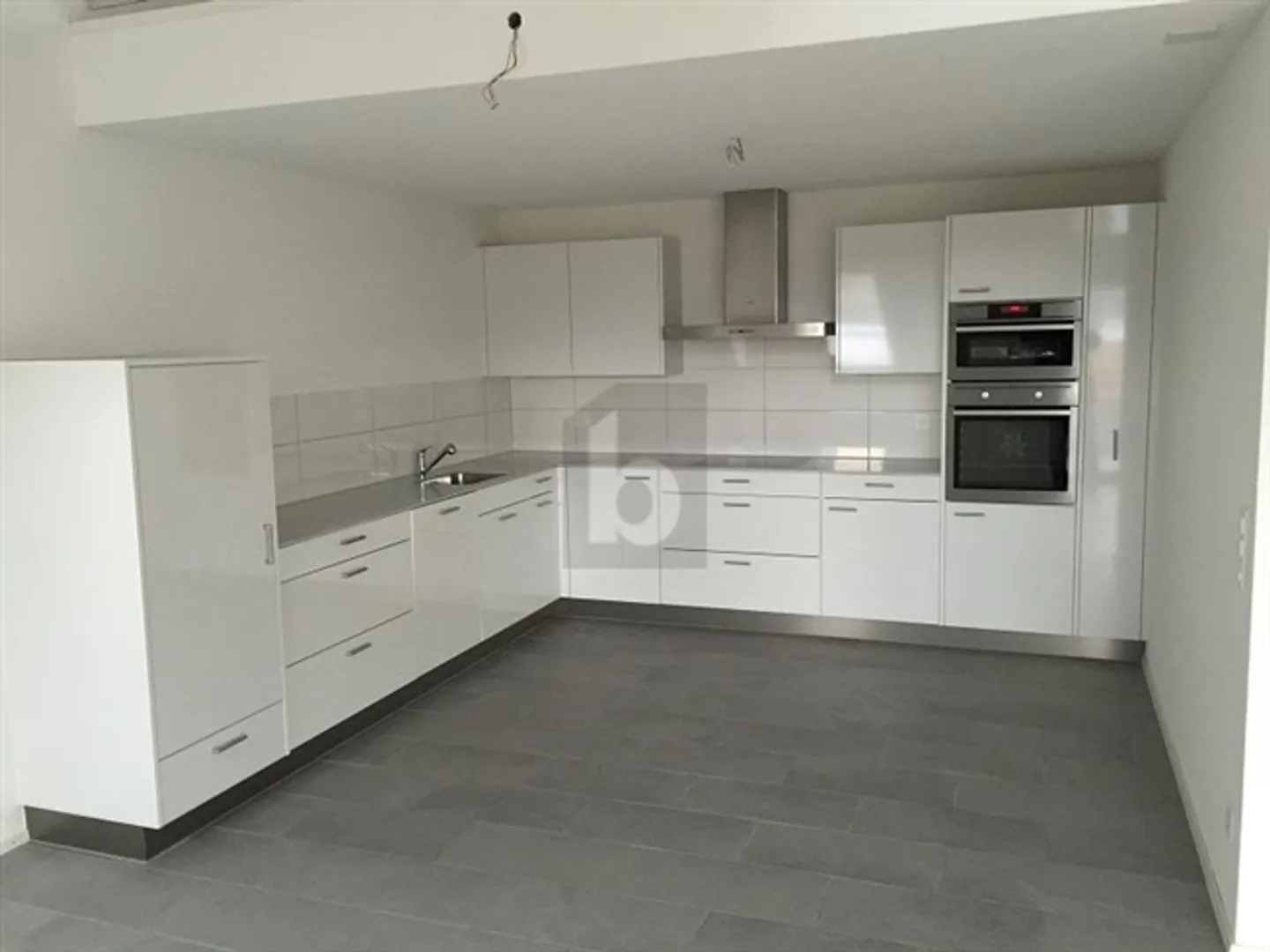 SPACIOUS AND BRIGHT IN A CENTRAL LOCATION - Photo 2 of 6