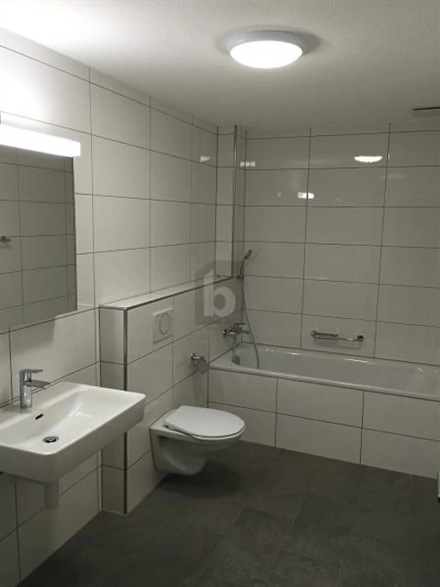 SPACIOUS AND BRIGHT IN A CENTRAL LOCATION - Photo 4 of 6