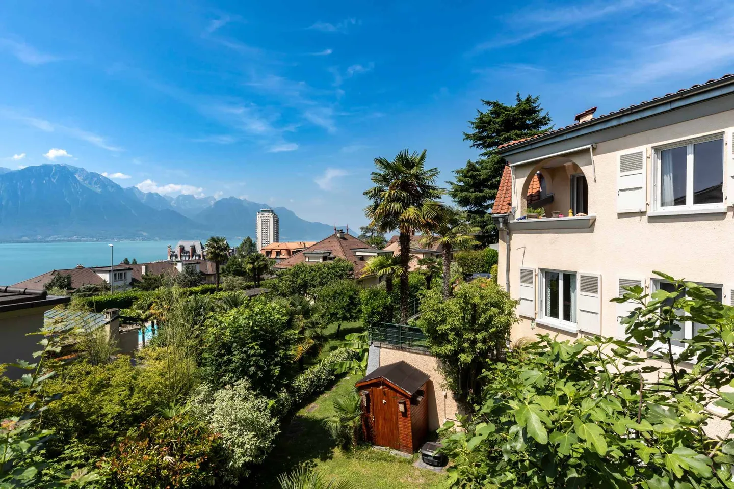 Magnifica casa con tre appartamenti e vista lago, vicino al centro città! - Foto 9 di 13