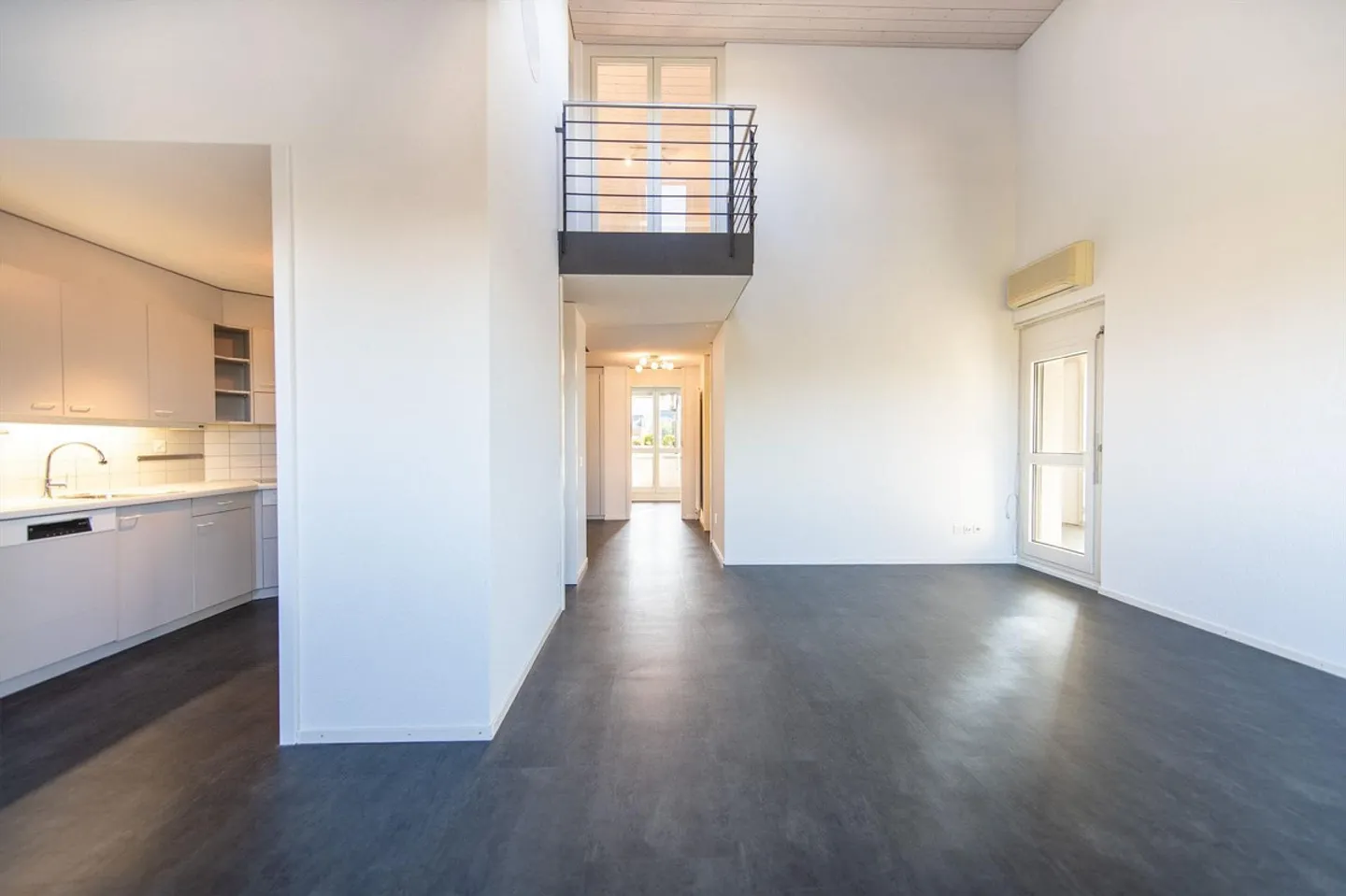 Zentral und ruhig: Helle 3.5-Zimmer-Duplex-Wohnung mit Wintergarten... - Photo 3 sur 13