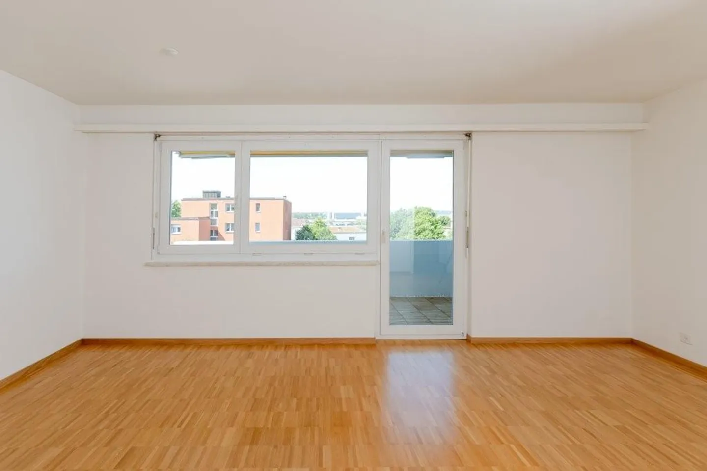 RENT WITHOUT DEPOSIT - Beautiful Home Near the Airport - Photo 4 of 6