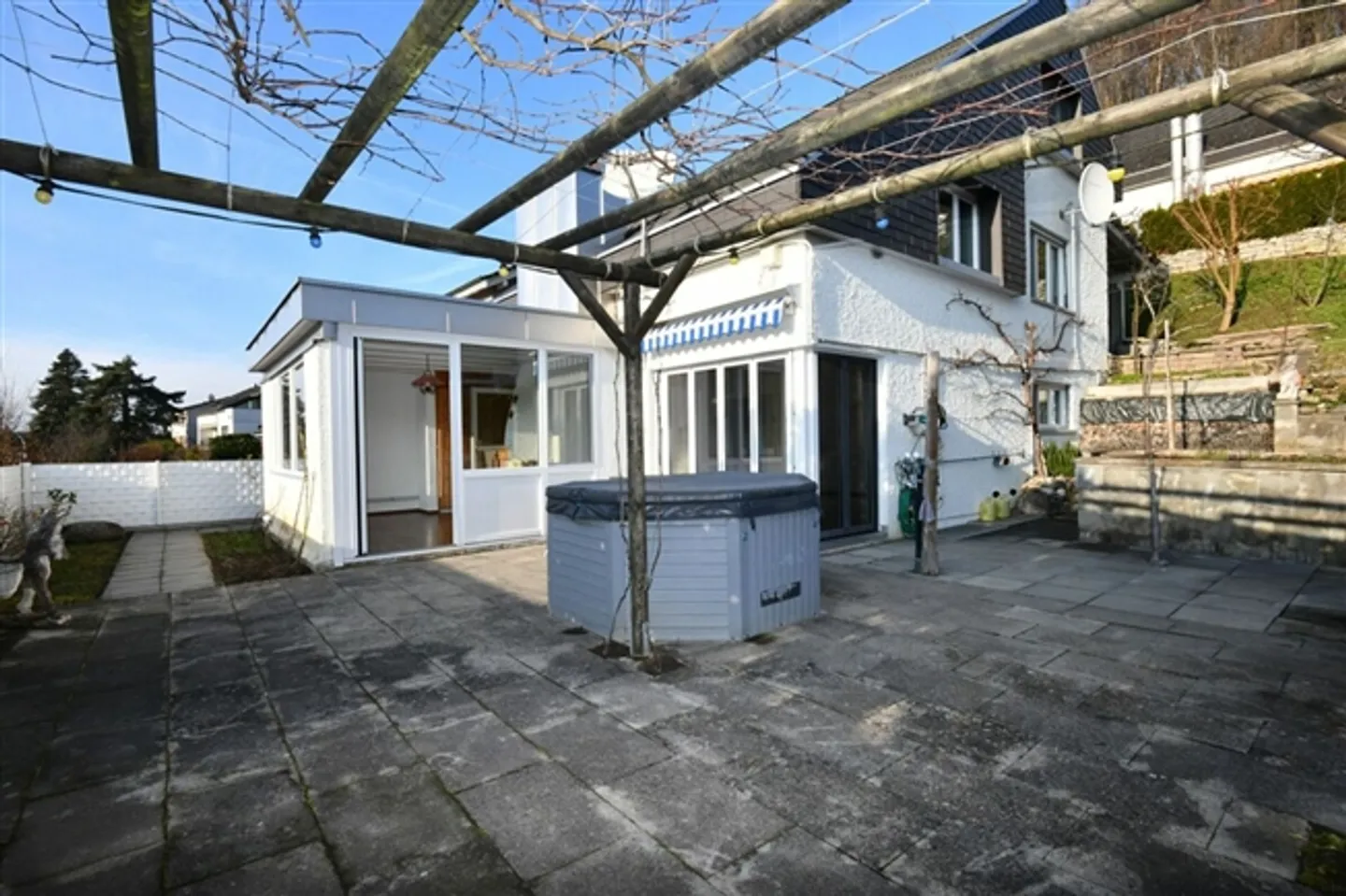 «Charmantes 6.5-Zimmer-Einfamilienhaus mit Wintergarten, grosser Terrasse und Garten in ruhiger Lage von Wettingen» - Foto 1 von 16